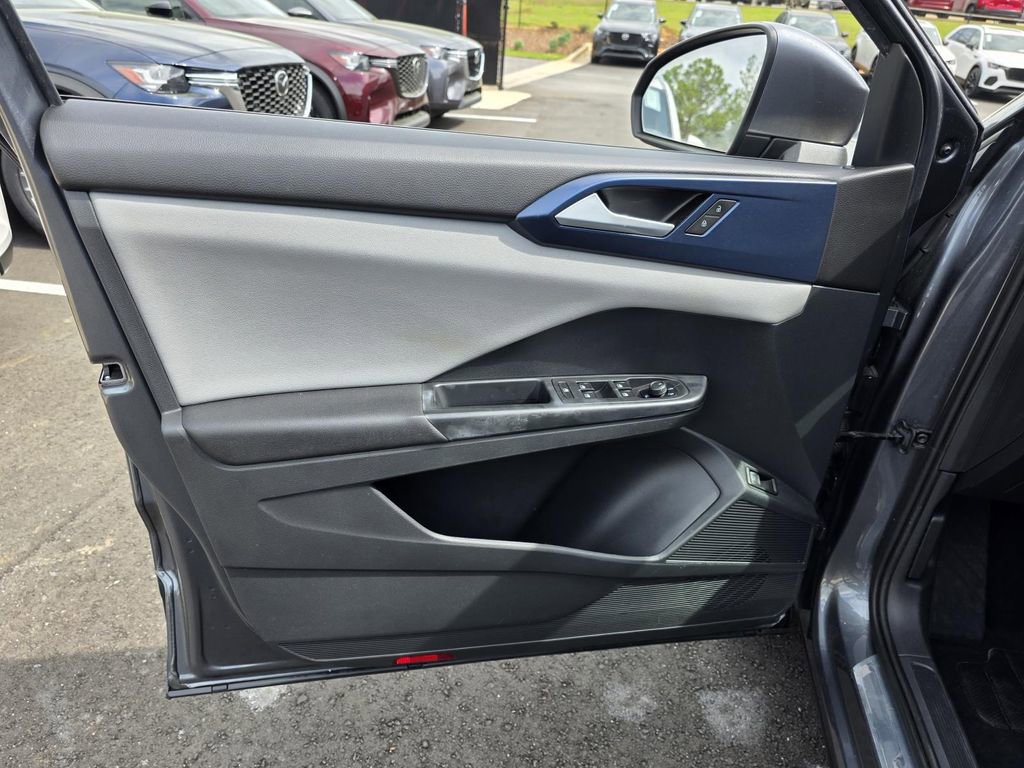 Used 2022 Volkswagen Taos SE w/ Panoramic Sunroof Package image 11