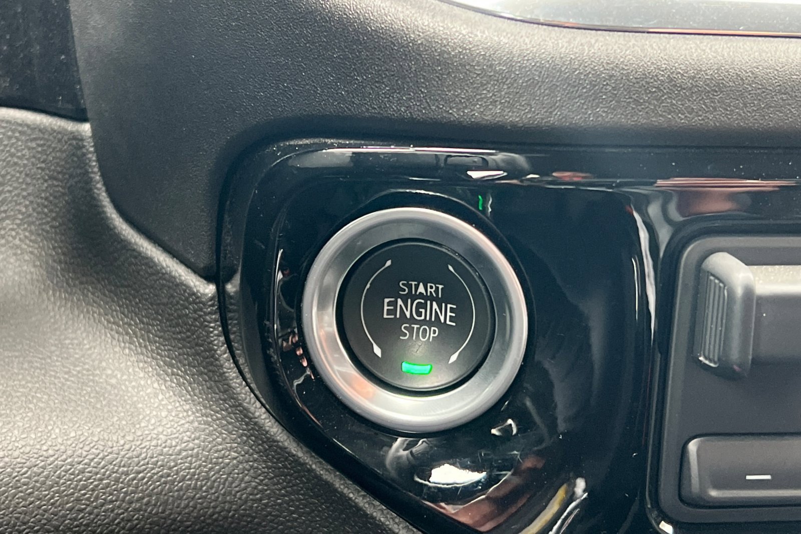 Used 2025 GMC Sierra 1500 SLE image 30