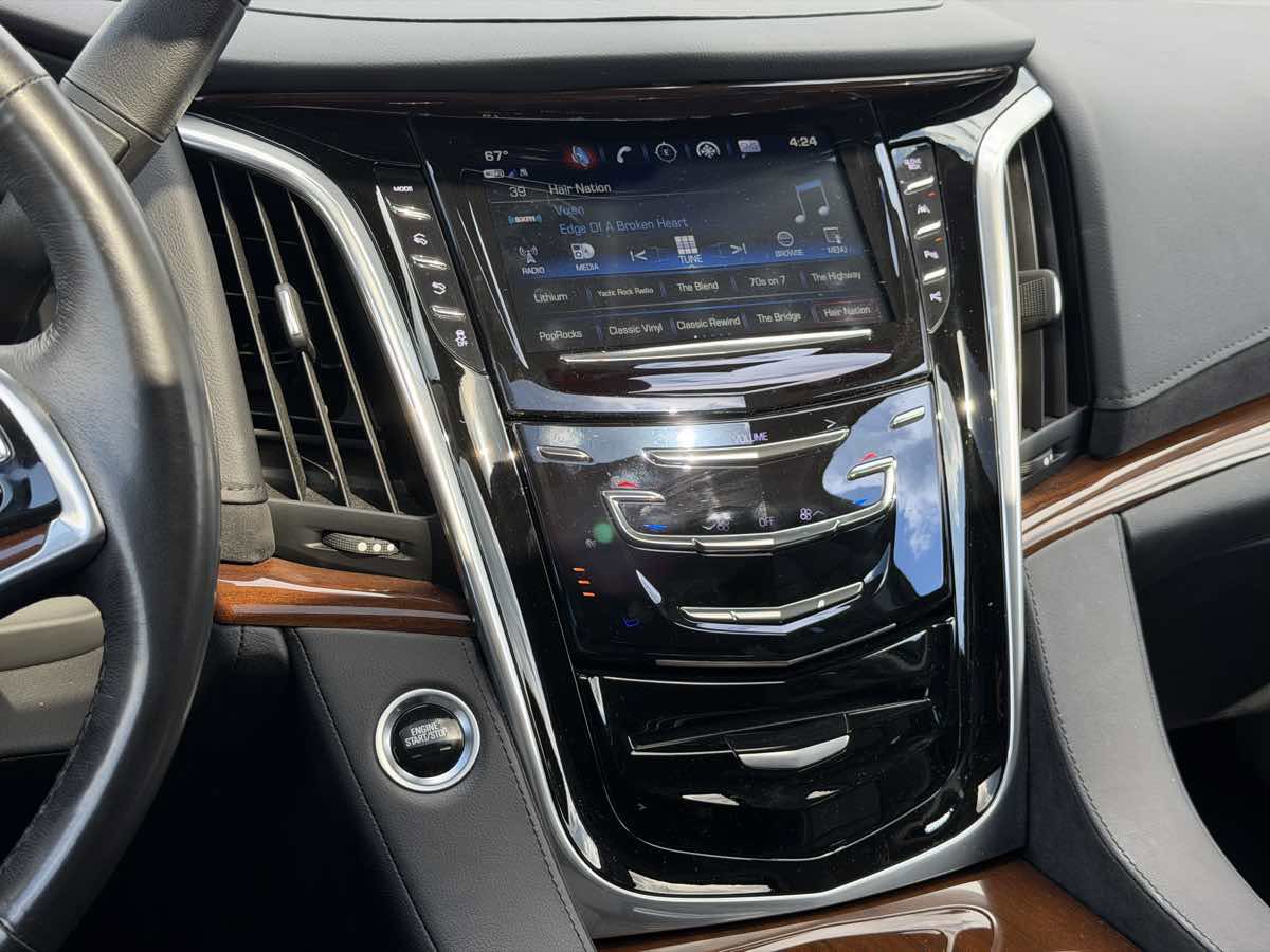Used 2020 Cadillac Escalade Premium Luxury w/ Escalade Sport Edition AWD/4WD image 25