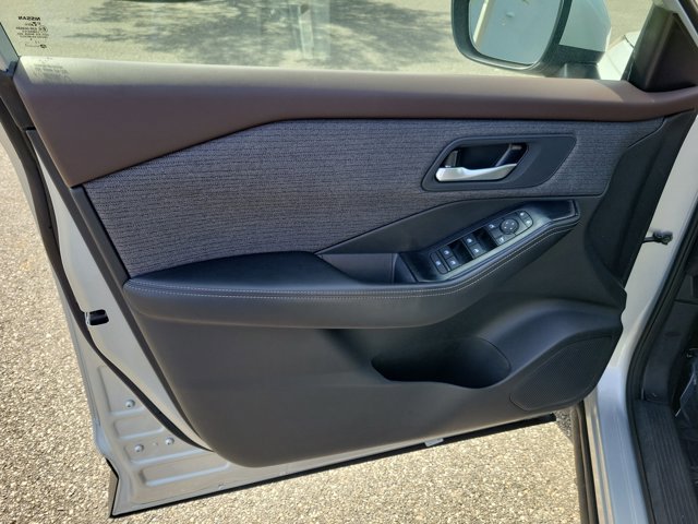 Used 2023 Nissan Rogue SV image 15