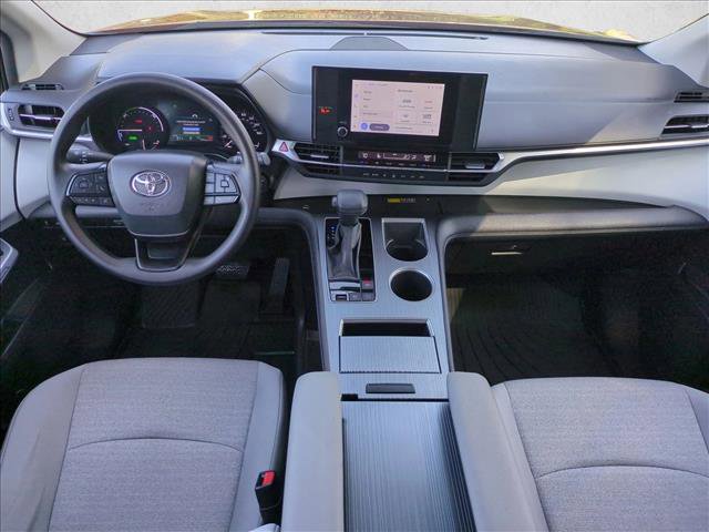 Used 2025 Toyota Sienna LE image 16