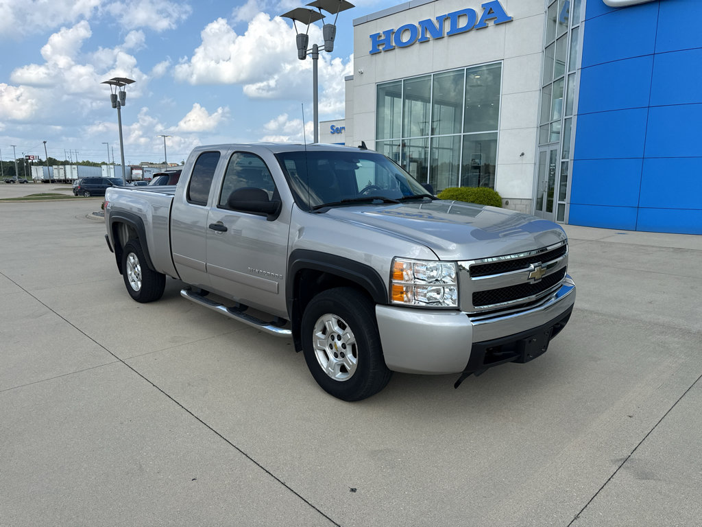 Used 2008 Chevrolet Silverado 1500 LT w/ Power Pack Plus AWD/4WD image 3