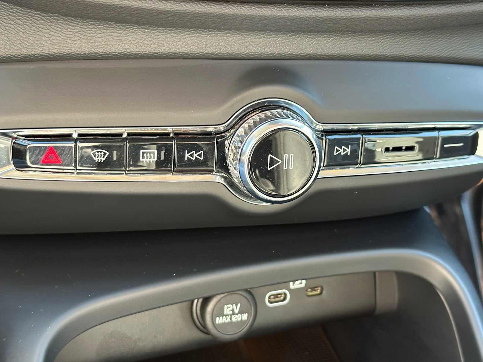 Used 2025 Volvo XC40 B5 Plus w/ Climate Package image 28