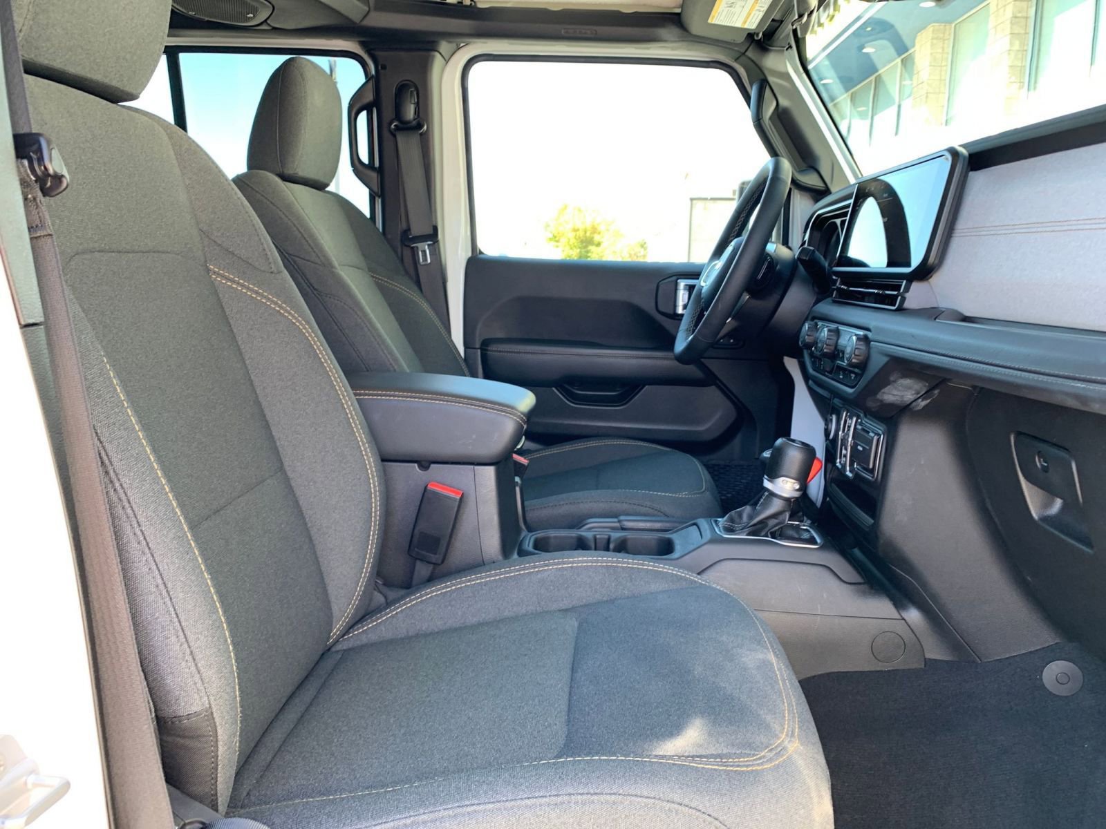 Used 2025 Jeep Wrangler Sahara image 35
