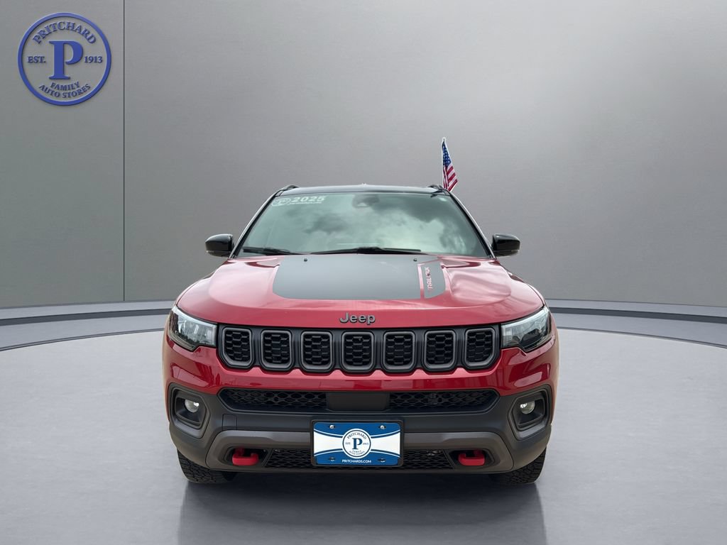 Used 2025 Jeep Compass Trailhawk AWD/4WD image 2