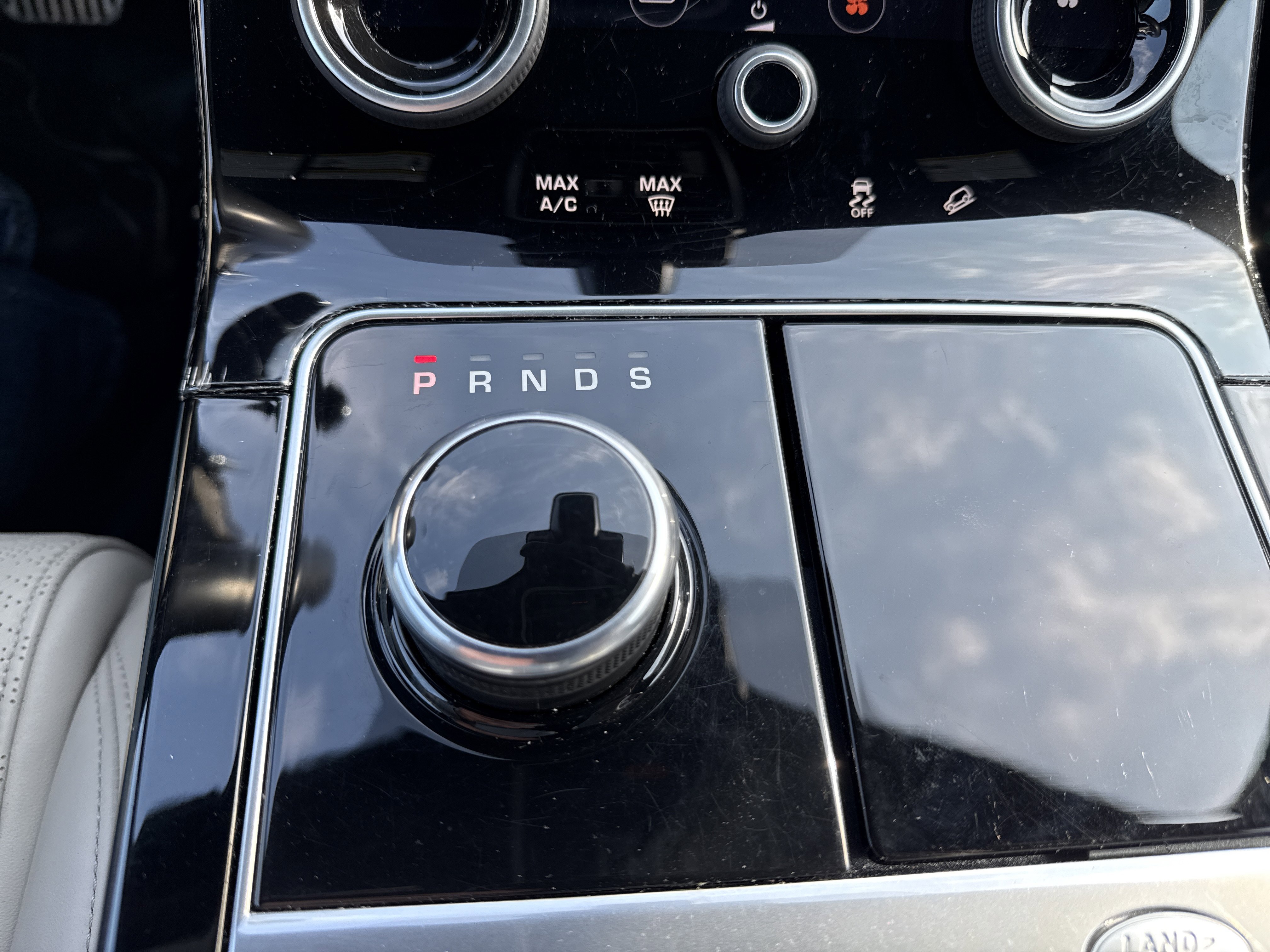 Used 2018 Land Rover Range Rover Velar R-Dynamic SE image 35