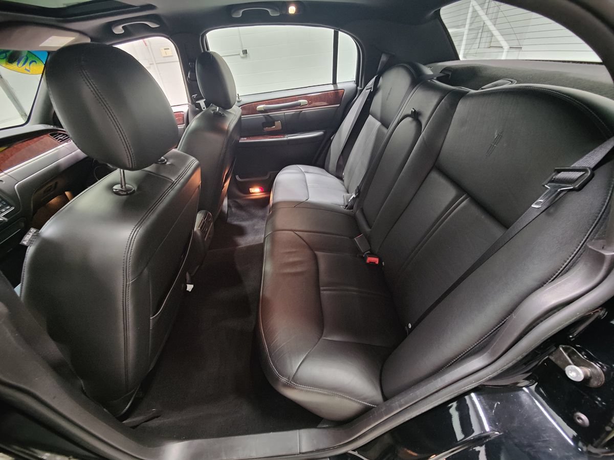 Used 2008 Lincoln Town Car Signature Limited RWD image 40