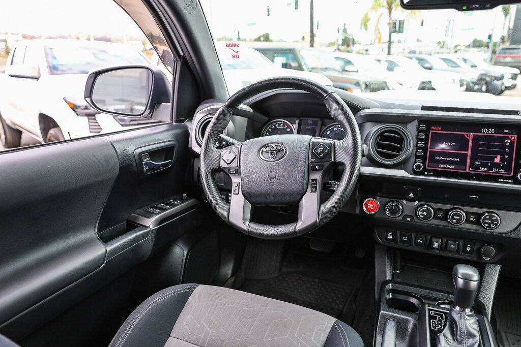 Used 2020 Toyota Tacoma TRD Sport w/ Technology Package AWD/4WD image 4