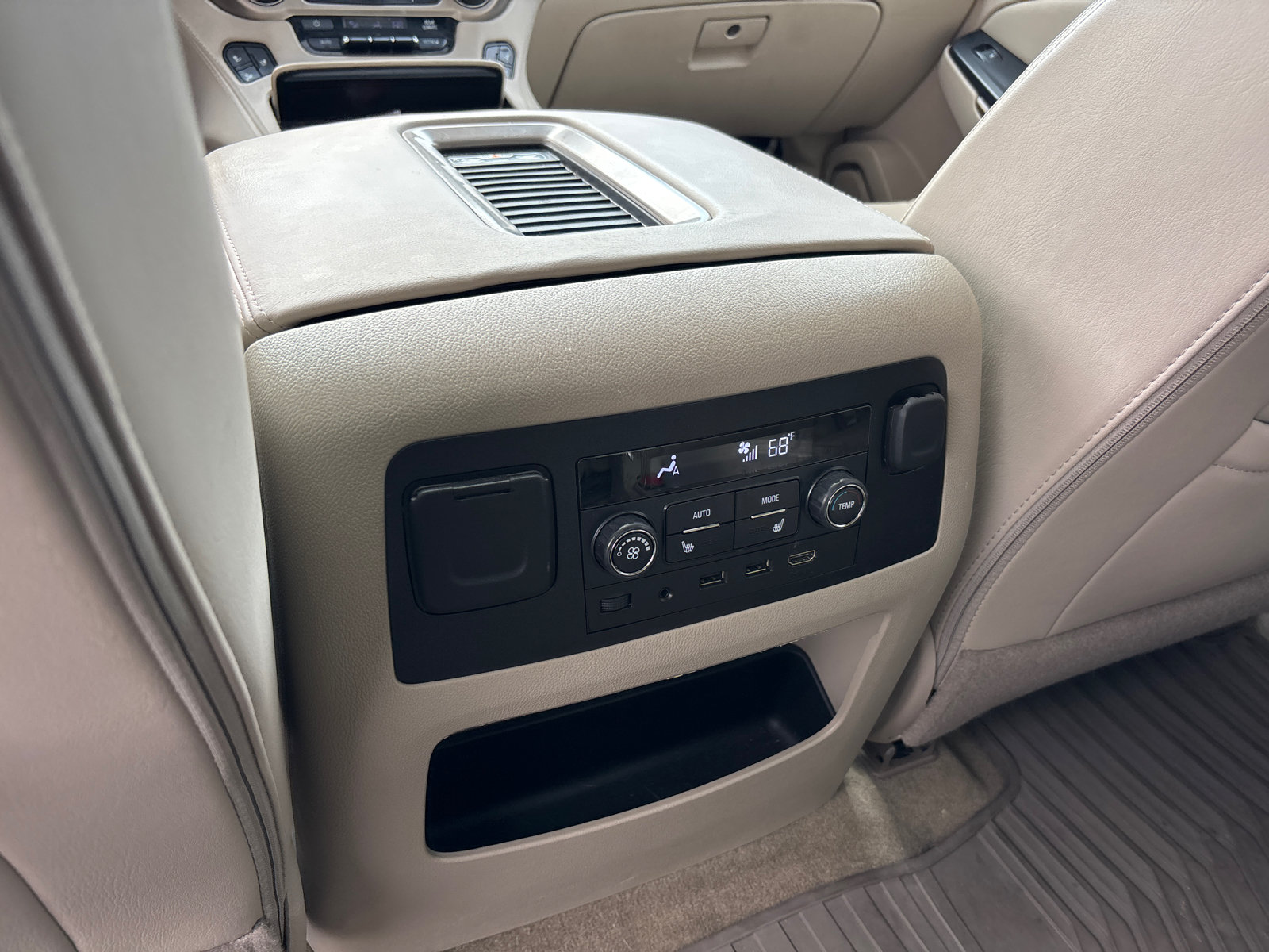 Used 2019 GMC Yukon Denali w/ Denali Ultimate Package AWD/4WD image 32