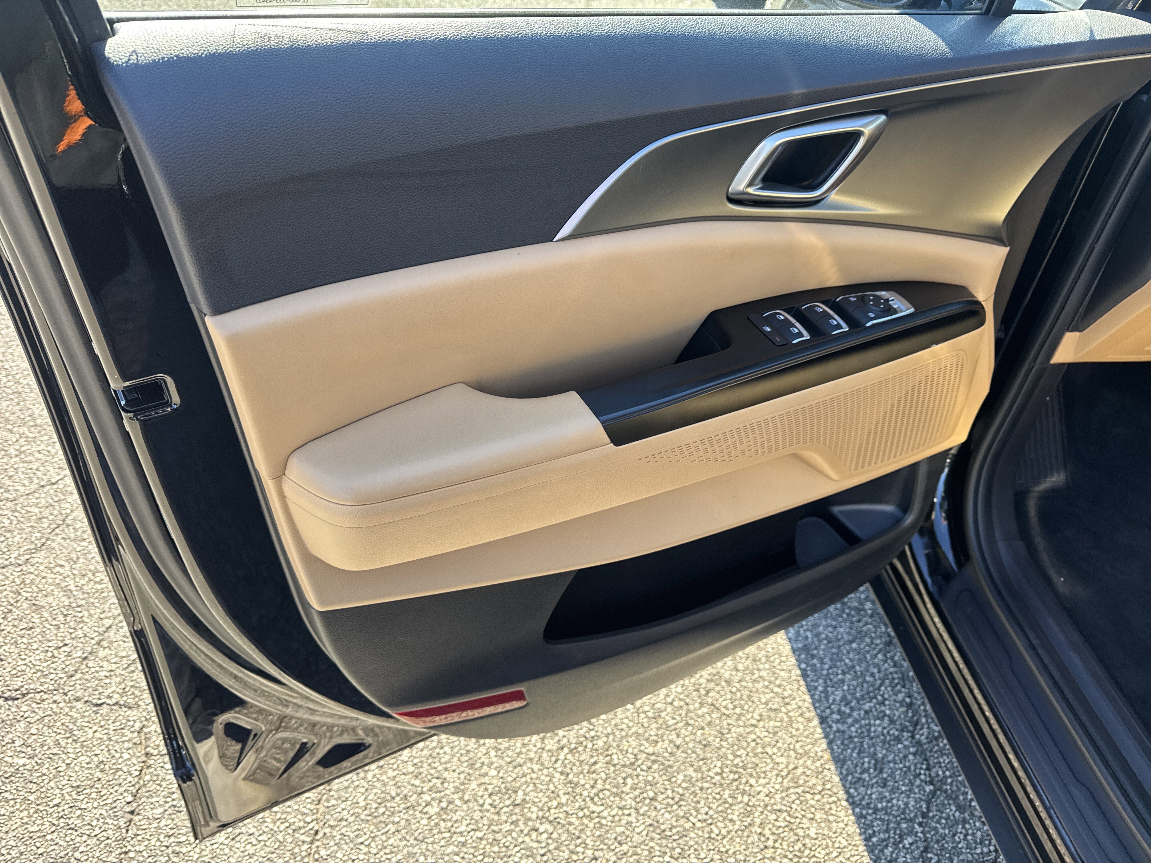 Used 2023 Kia Carnival LX image 10