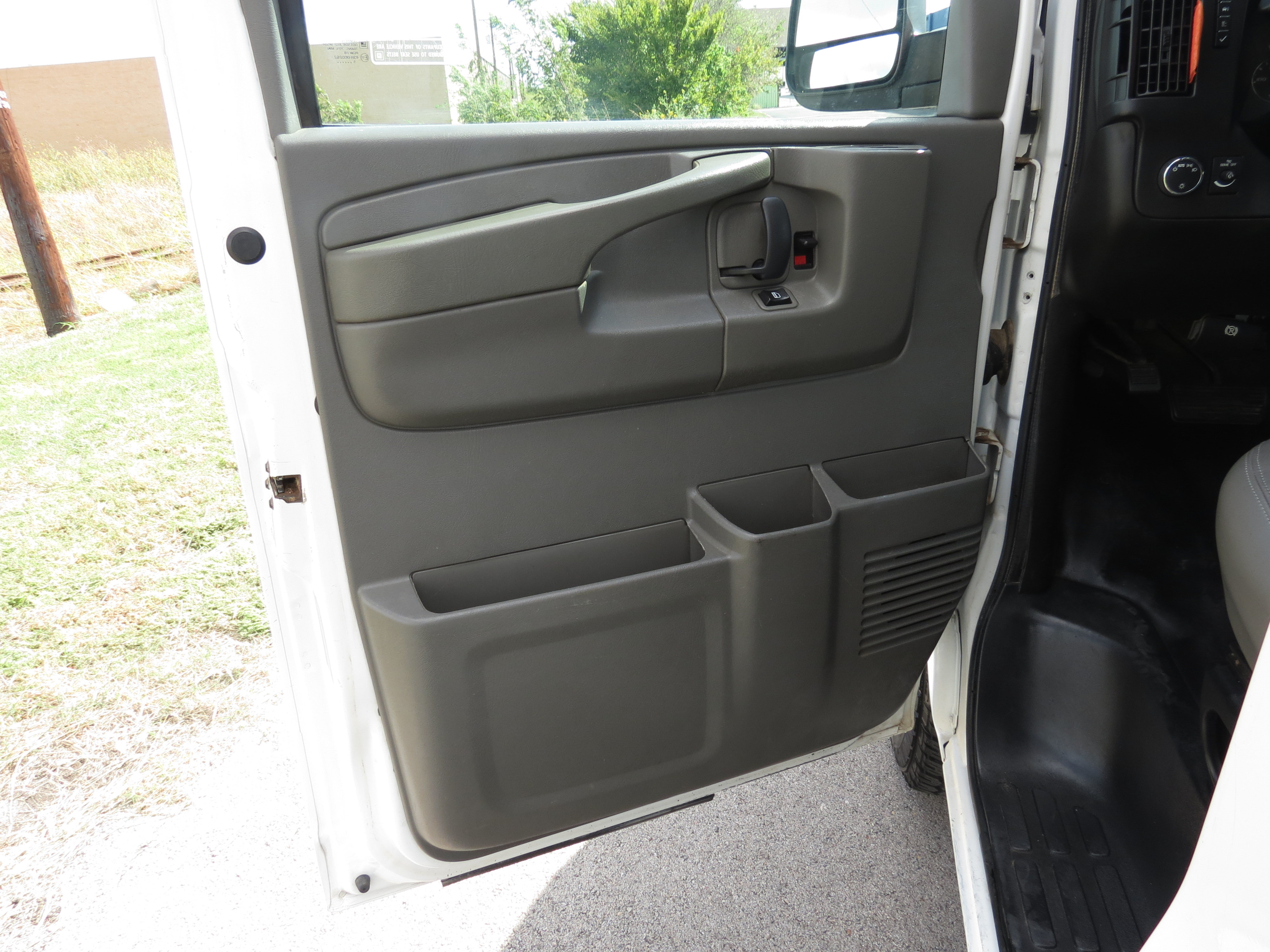 Used 2015 Chevrolet Express 2500 RWD image 18