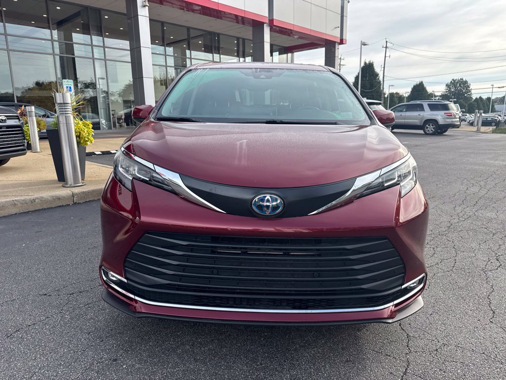 Certified 2022 Toyota Sienna XLE w/ XLE Plus Package FWD image 8