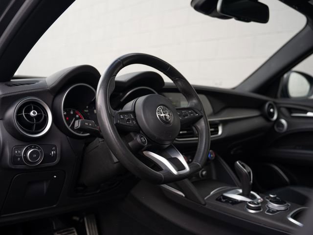 Used 2023 Alfa Romeo Stelvio Ti image 4