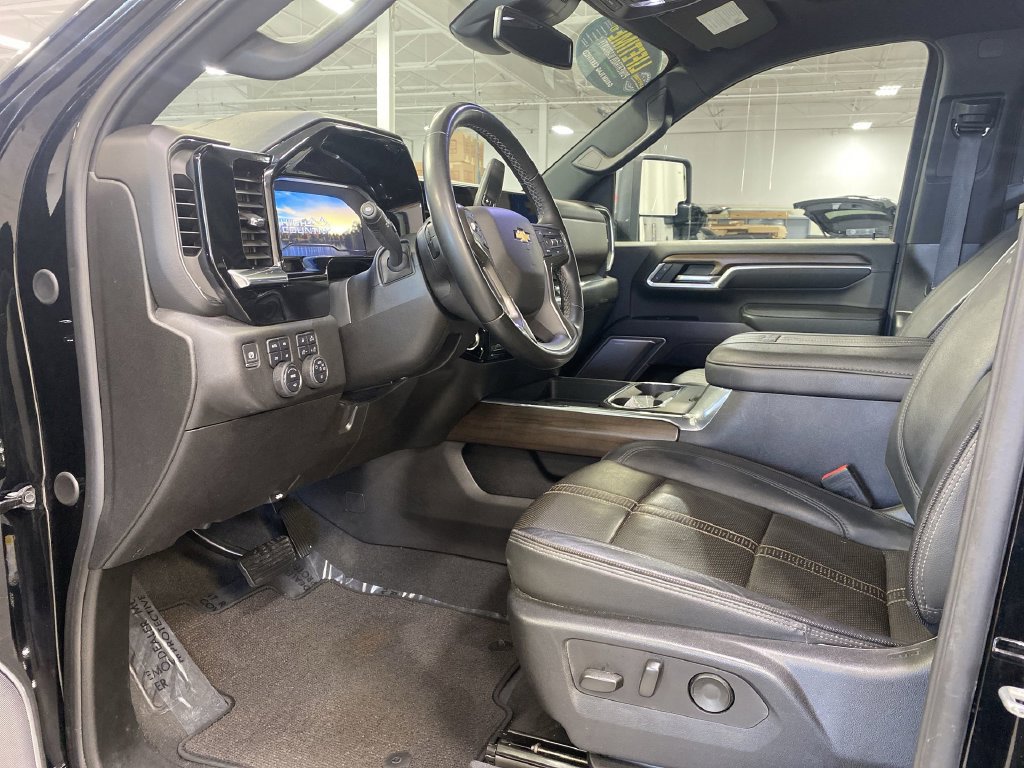 Used 2025 Chevrolet Silverado 3500 High Country AWD/4WD image 13