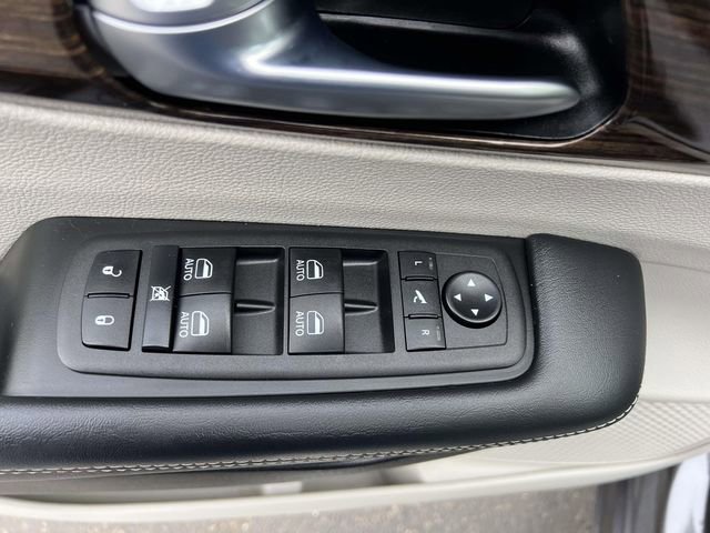 Used 2023 Chrysler Pacifica Limited image 13