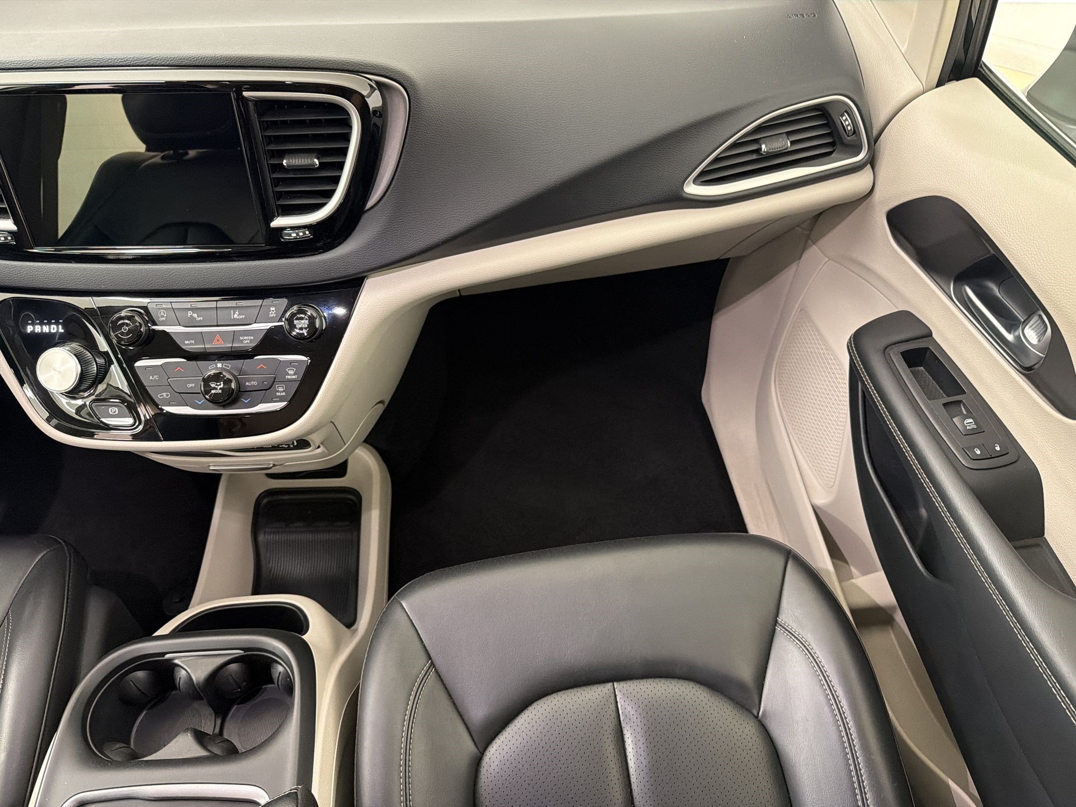 Used 2023 Chrysler Pacifica Touring-L FWD image 28
