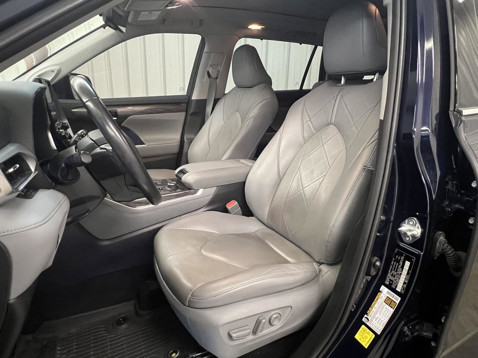 Used 2021 Toyota Highlander Platinum image 3
