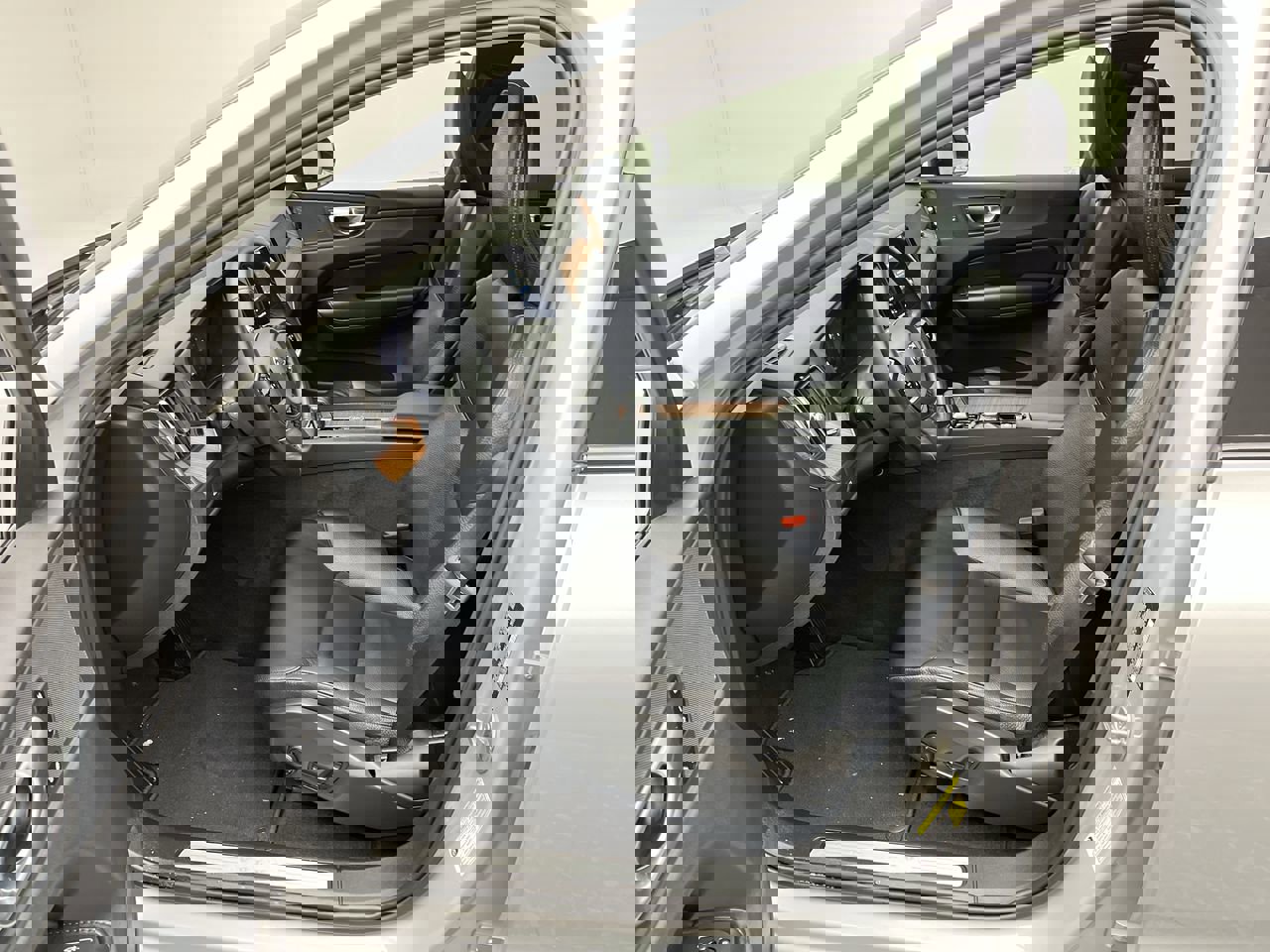 Used 2024 Volvo XC60 B5 Plus image 3