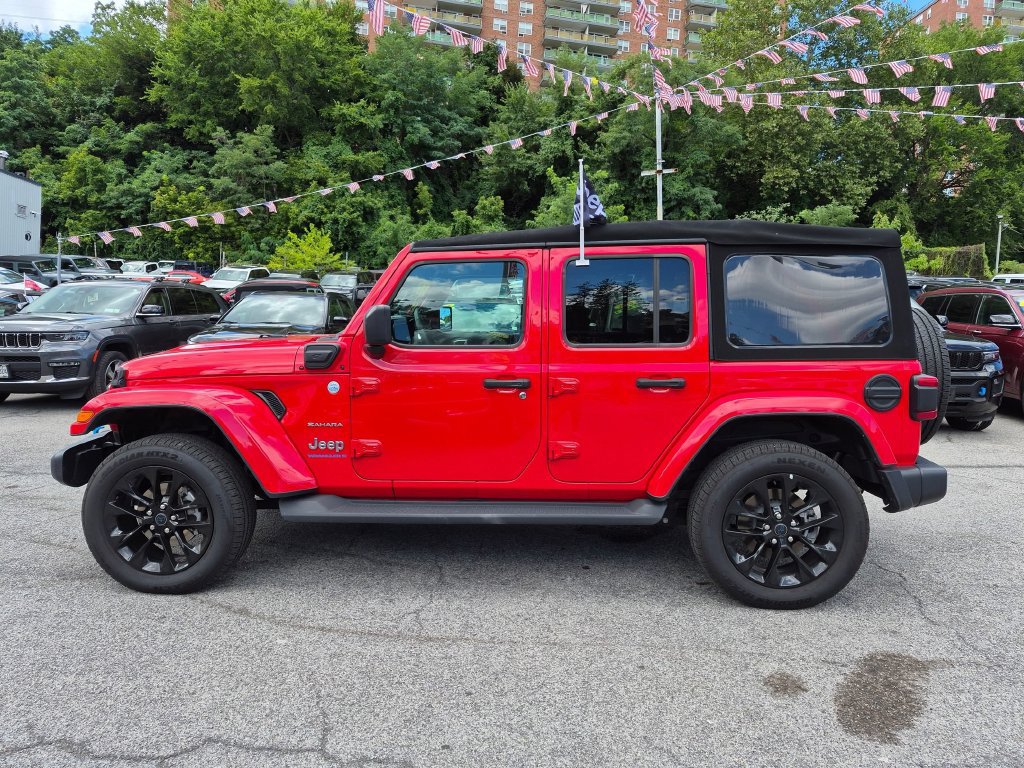 Used 2024 Jeep Wrangler Unlimited Sahara w/ Technology Group AWD/4WD image 11