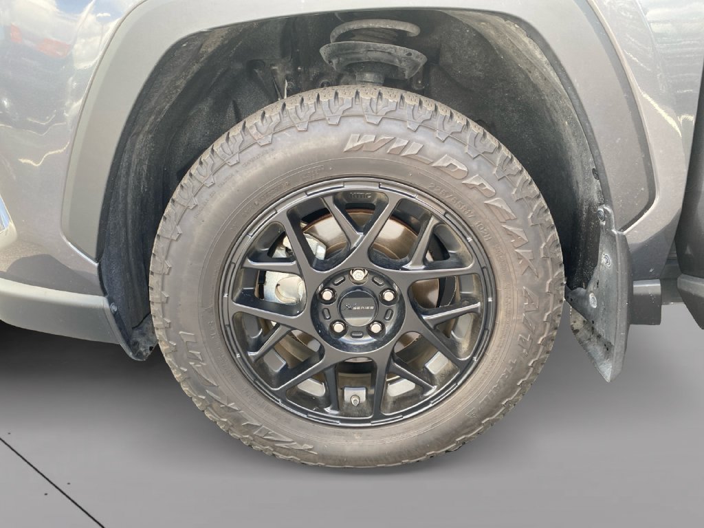 Used 2025 Toyota RAV4 XLE FWD image 27