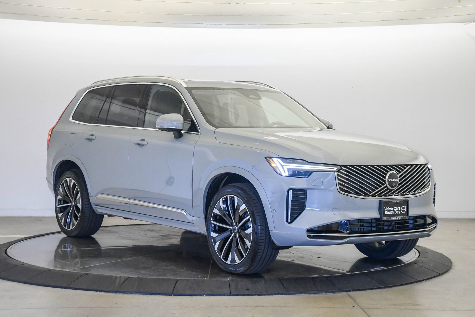 Certified 2026 Volvo XC90 B6 Plus AWD/4WD image 5