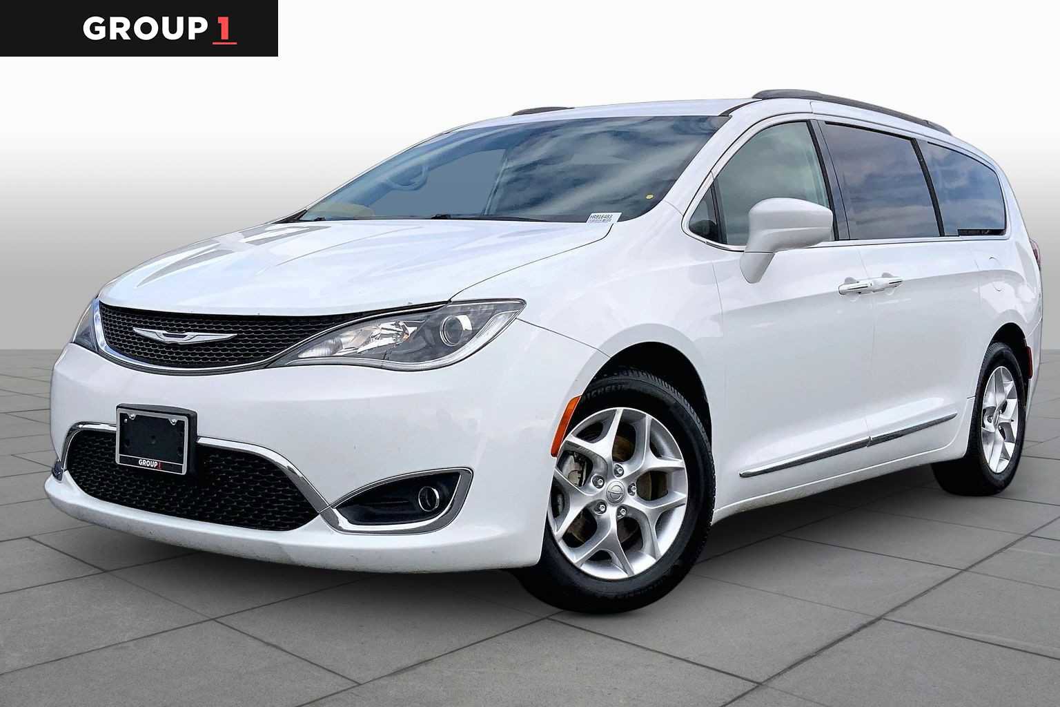 Used 2017 Chrysler Pacifica Touring-L w/ Tire & Wheel Group FWD image 1