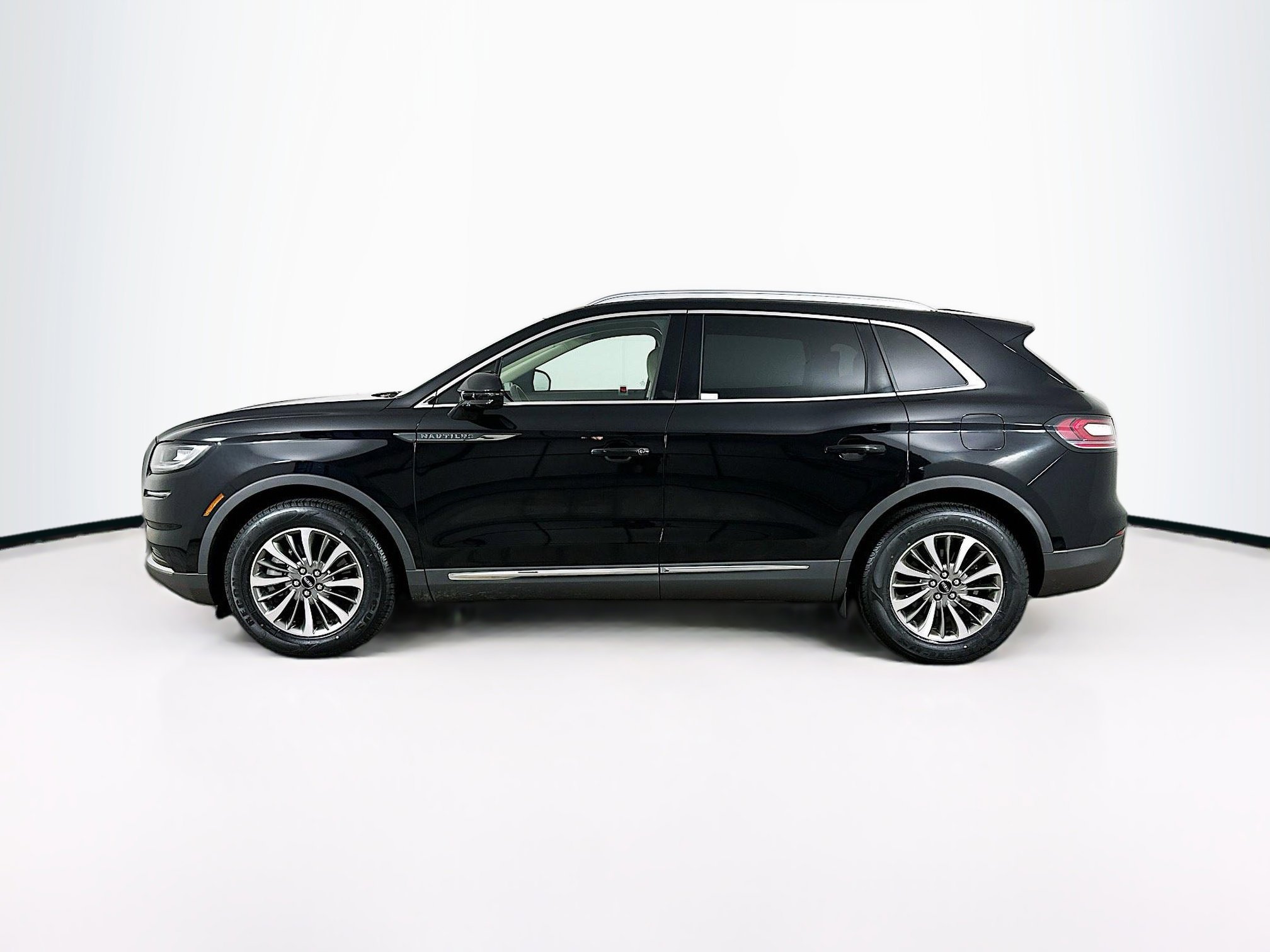 Used 2022 Lincoln Nautilus FWD w/ Premium Package image 4