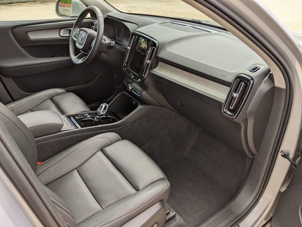 Certified 2025 Volvo XC40 B5 Plus image 21