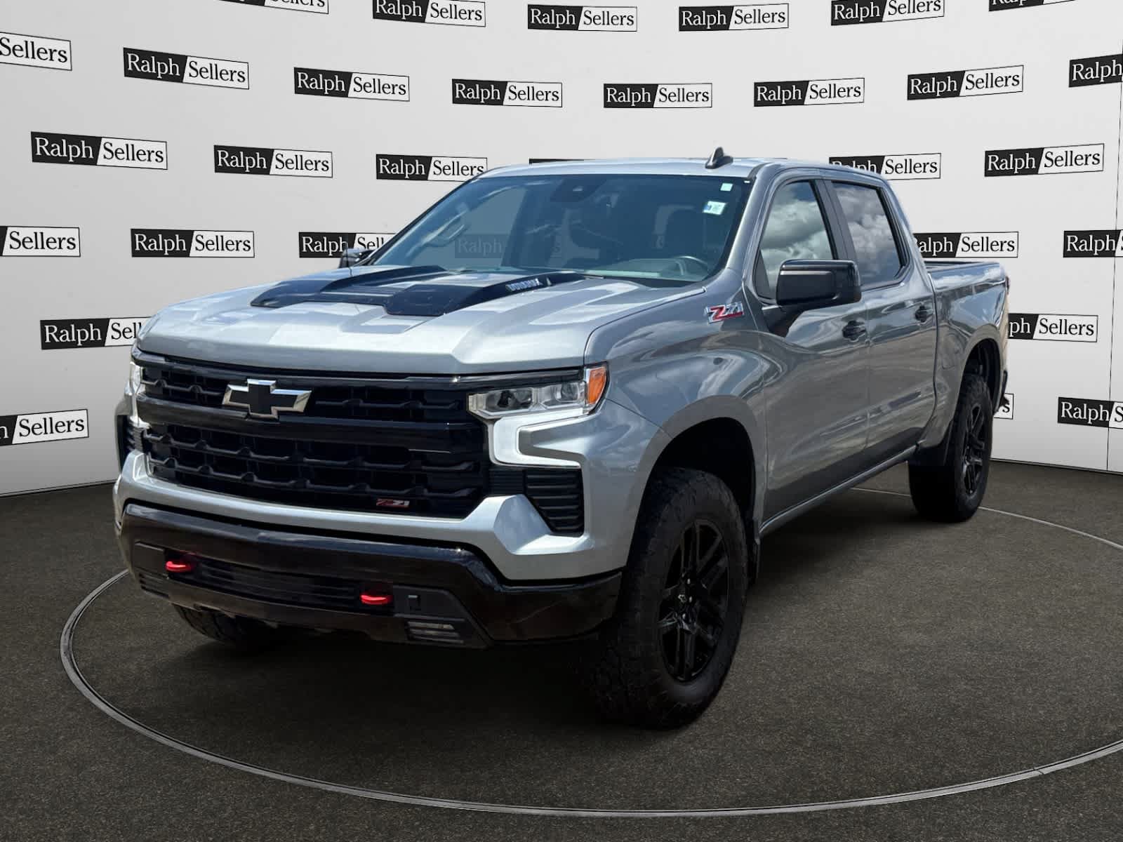 Used 2025 Chevrolet Silverado 1500 LT Trail Boss w/ Convenience Package II AWD/4WD image 2