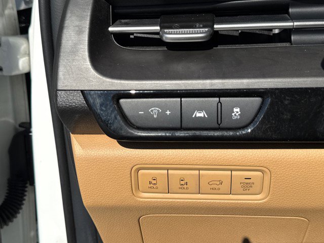 Used 2023 Kia Carnival EX image 21