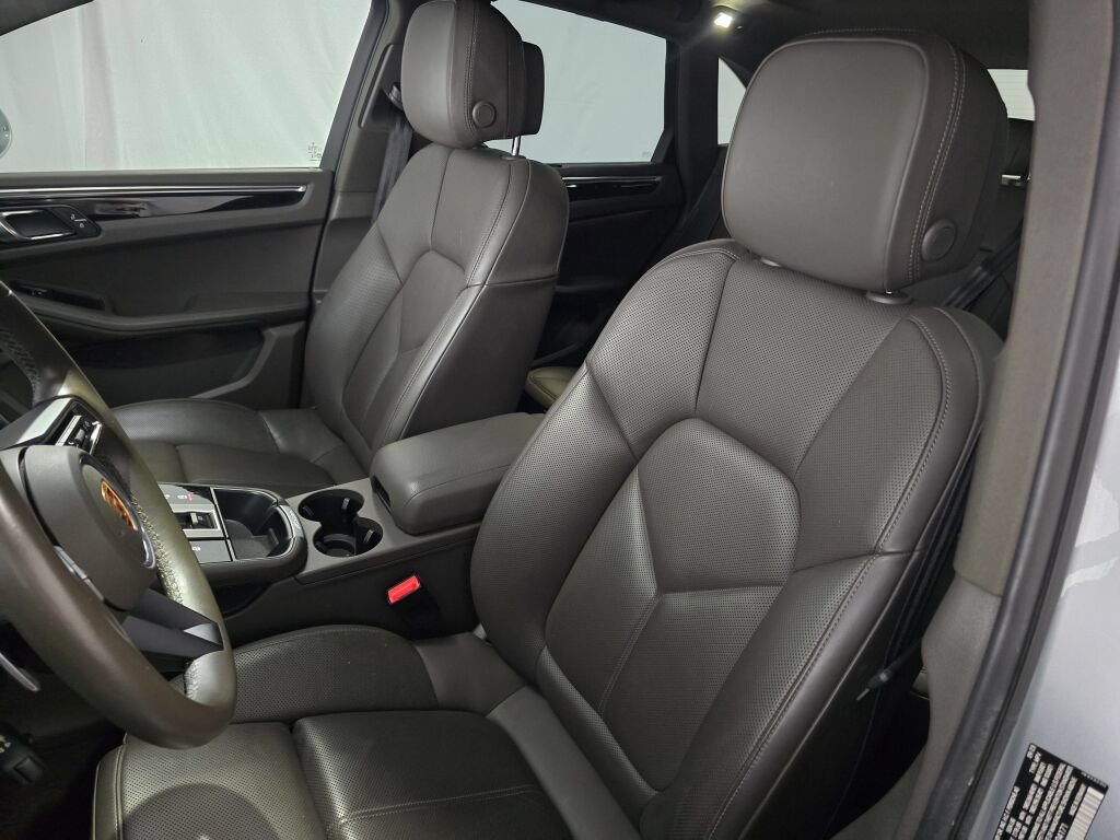 Certified 2024 Porsche Macan AWD/4WD image 5