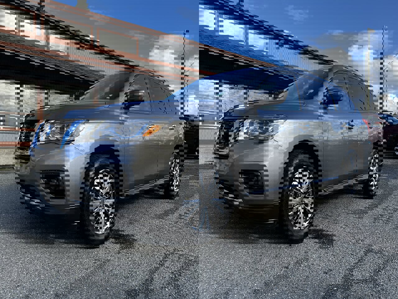 Used 2020 Nissan Pathfinder SV image 1