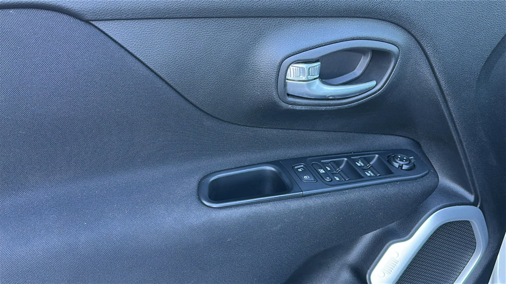 Used 2018 Jeep Renegade Latitude w/ Popular Equipment Group image 22