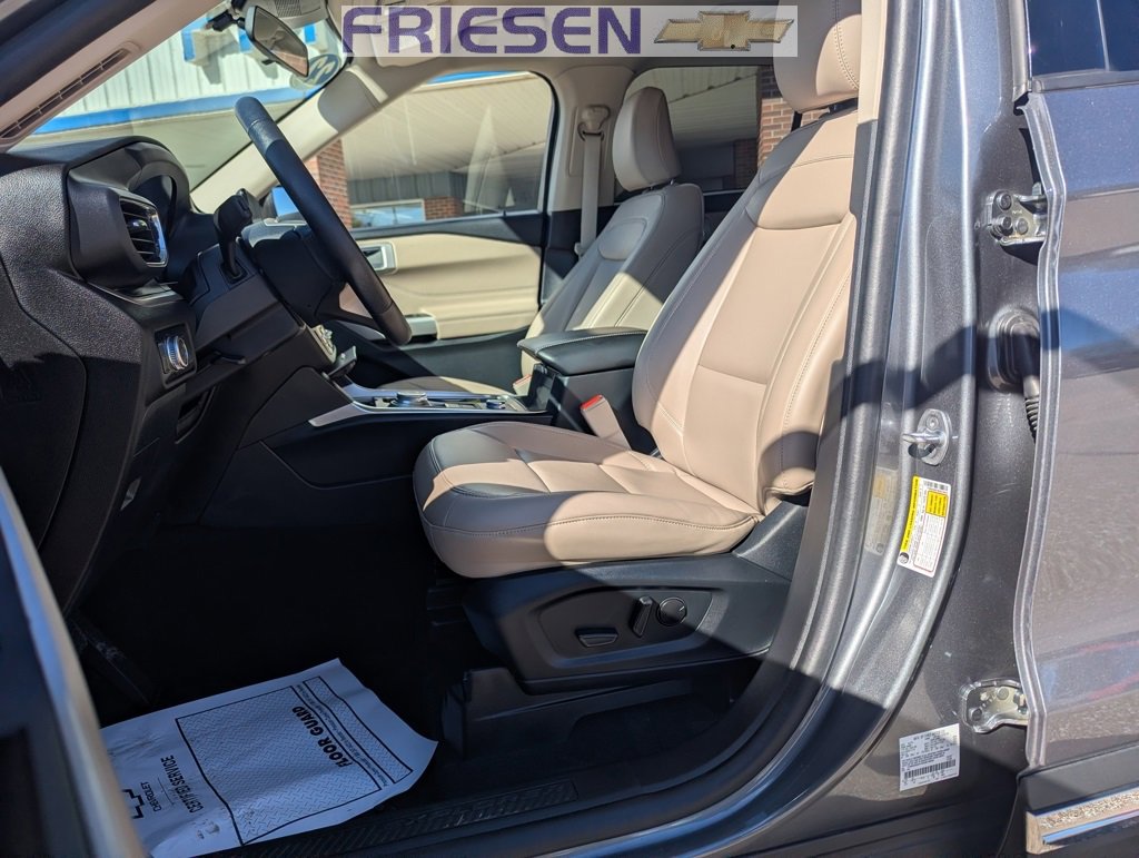 Used 2022 Ford Explorer XLT w/ Equipment Group 202A image 7