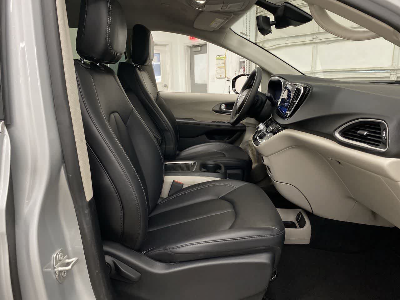Used 2024 Chrysler Pacifica Touring-L FWD image 18