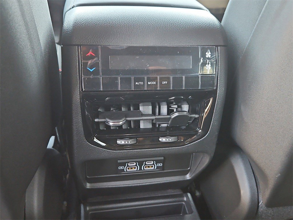 New 2025 Jeep Grand Cherokee L Laredo image 18