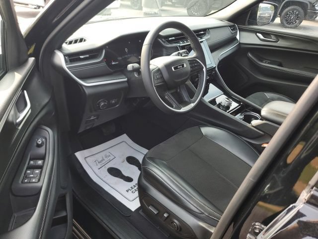 Used 2023 Jeep Grand Cherokee Altitude AWD/4WD image 12