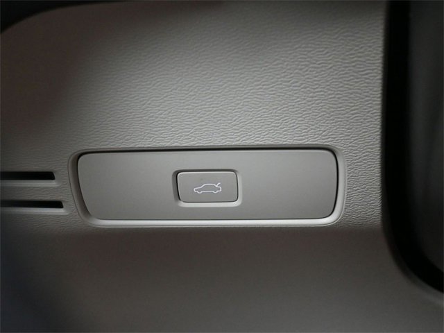 Used 2024 Volvo XC40 B5 Ultimate w/ Protection Package Premier image 28