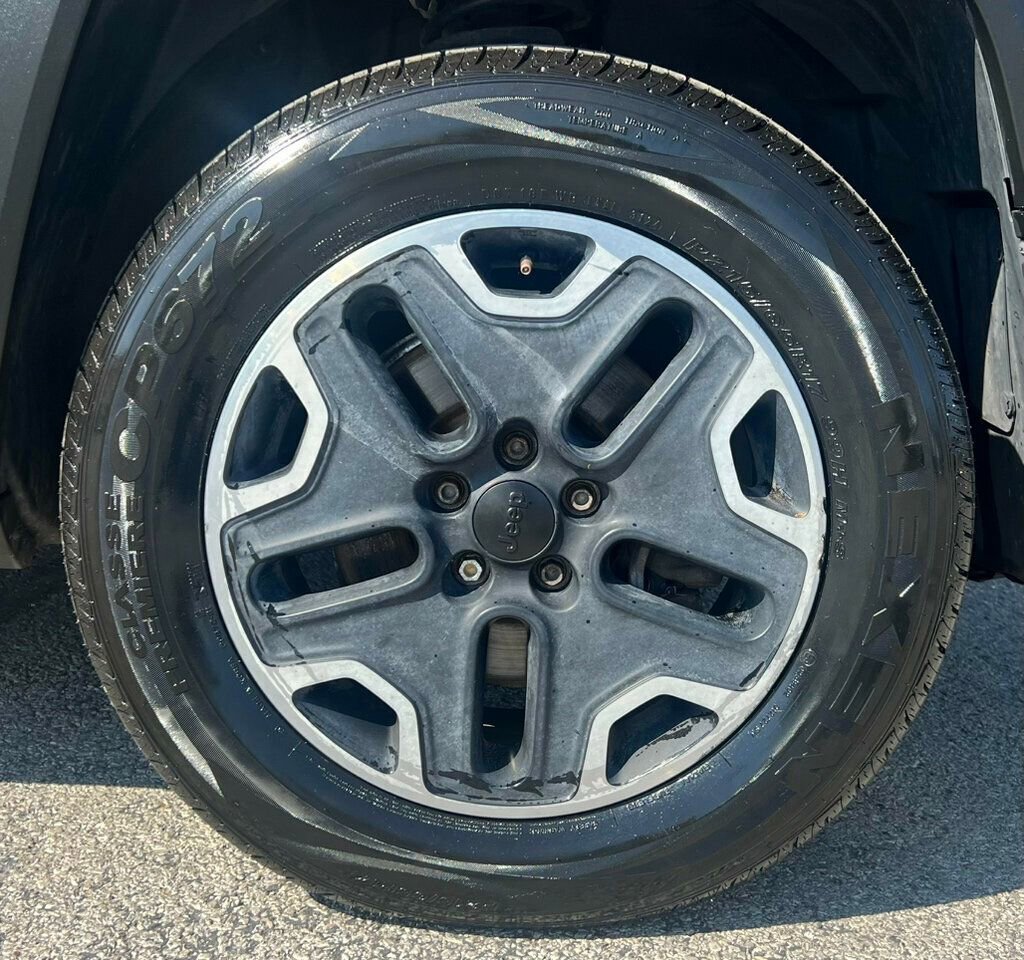 Used 2015 Jeep Renegade Trailhawk w/ Cold Weather Group image 31