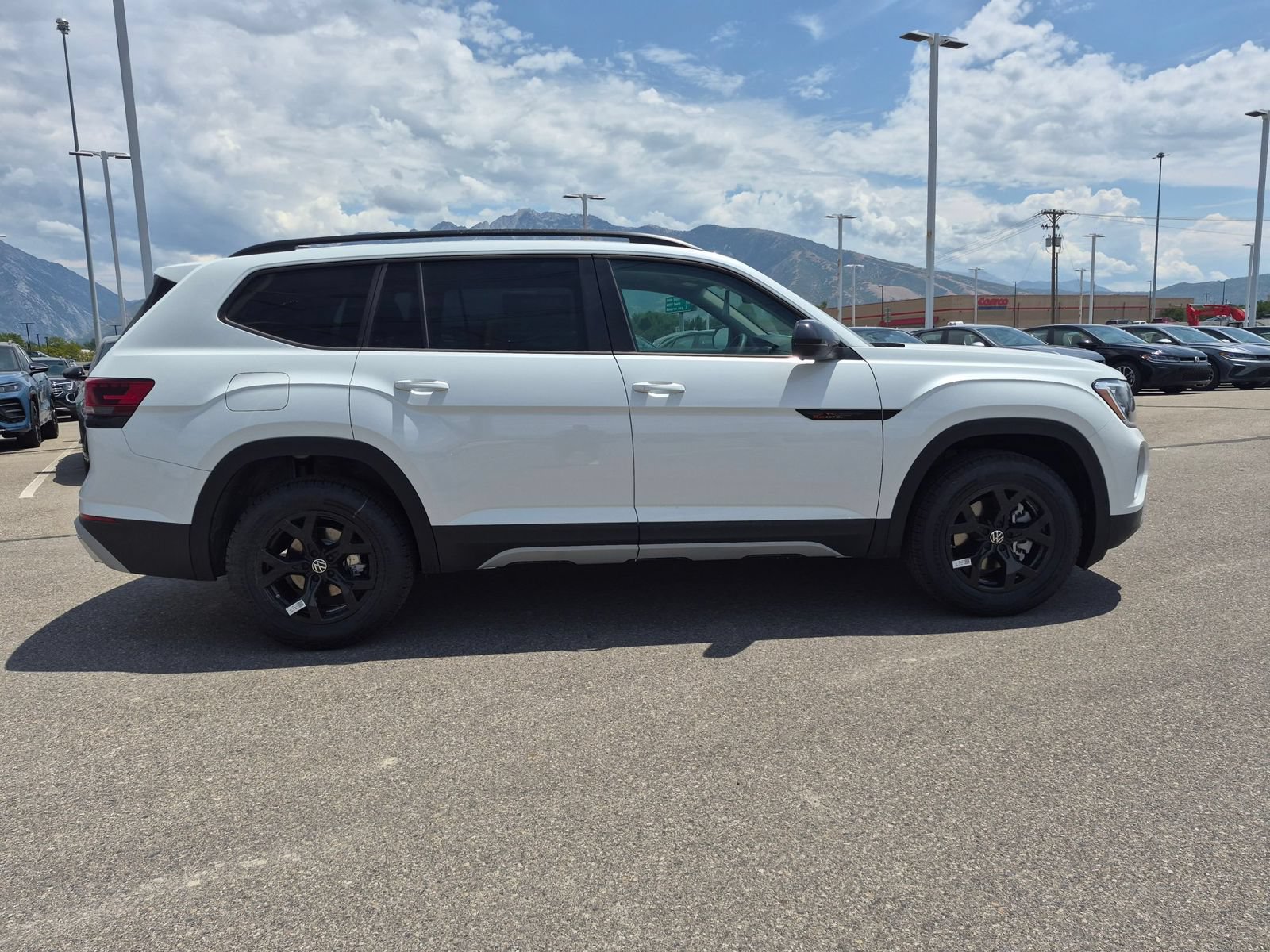 New 2026 Volkswagen Atlas Peak Edition AWD/4WD image 2