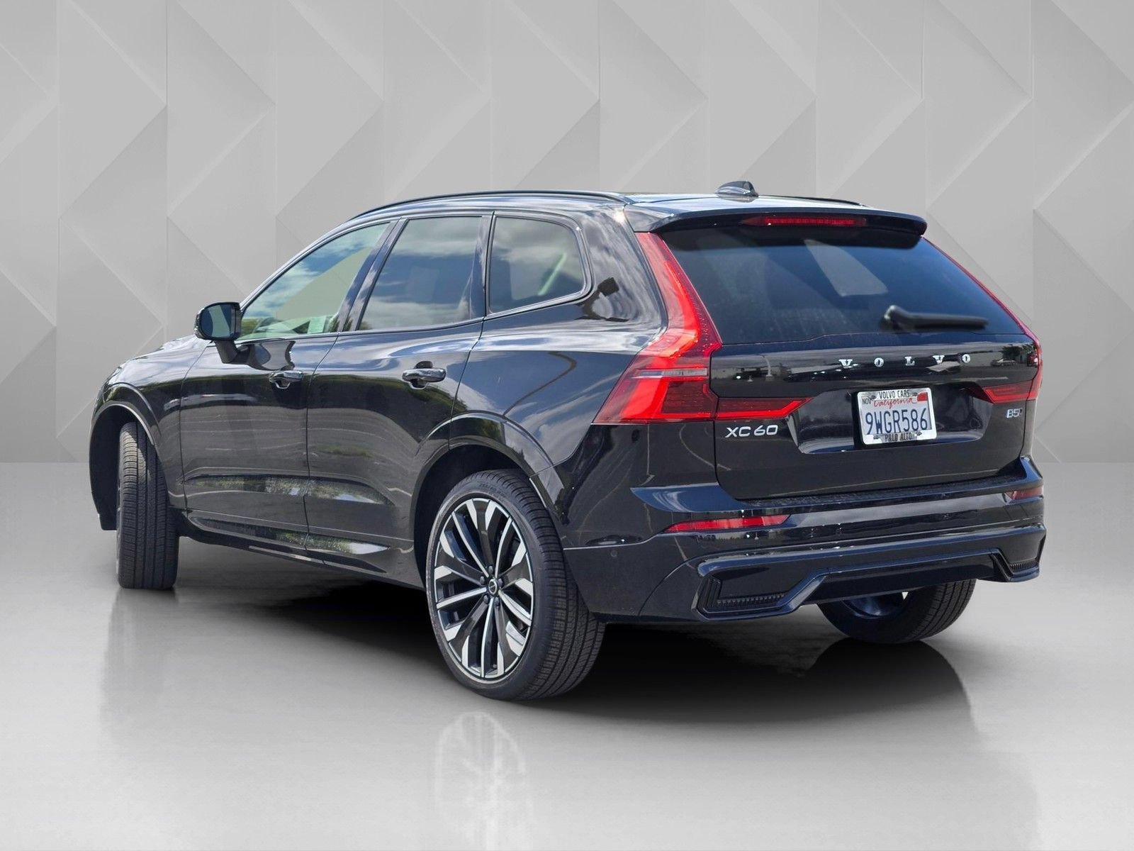 Used 2026 Volvo XC60 B5 Ultra w/ Climate Package AWD/4WD image 5
