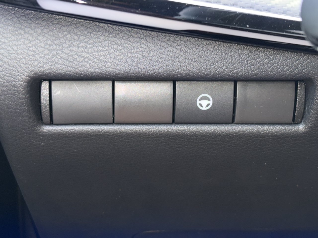 Used 2025 Nissan Kicks SR AWD/4WD image 14