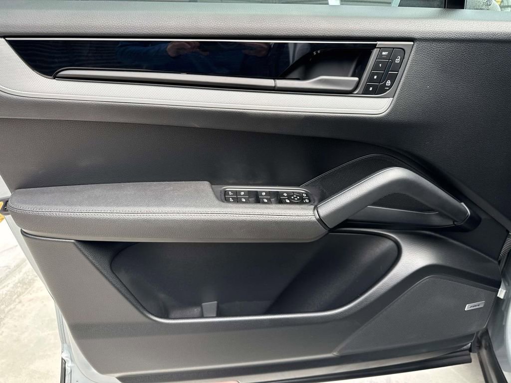 Certified 2025 Porsche Cayenne image 21