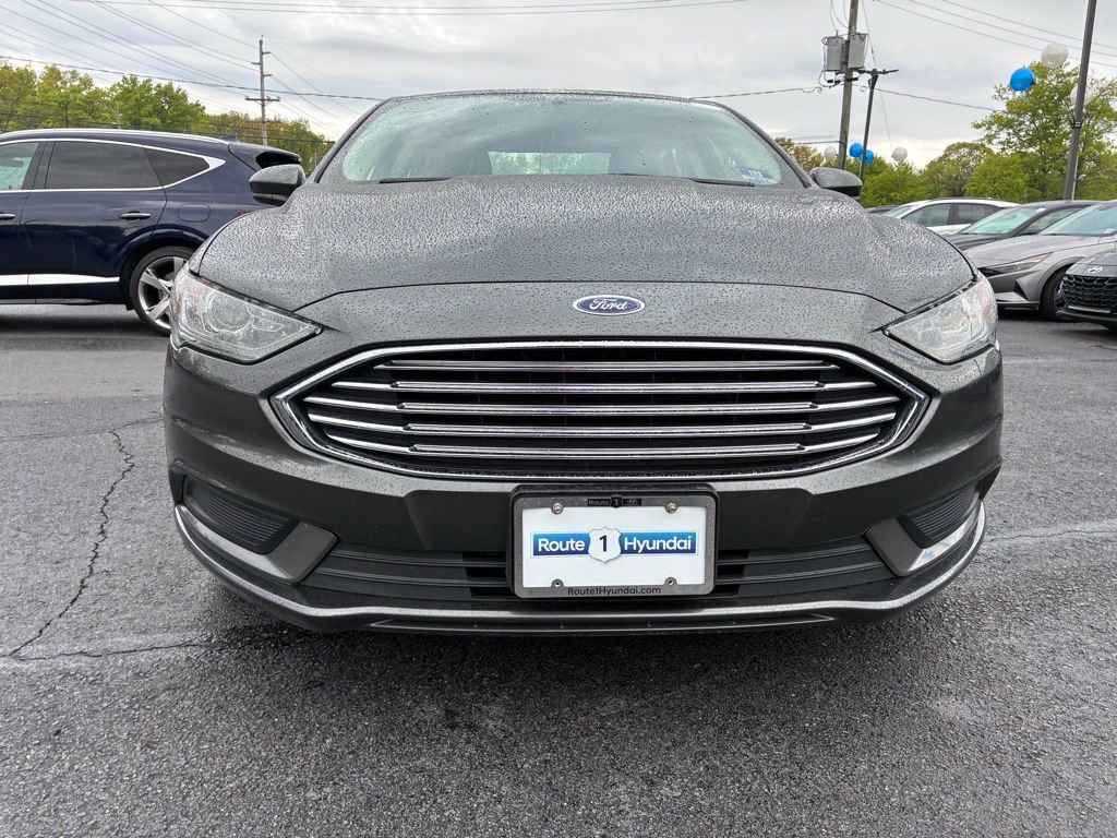 Used 2018 Ford Fusion SE w/ Fusion SE Technology Package FWD image 2