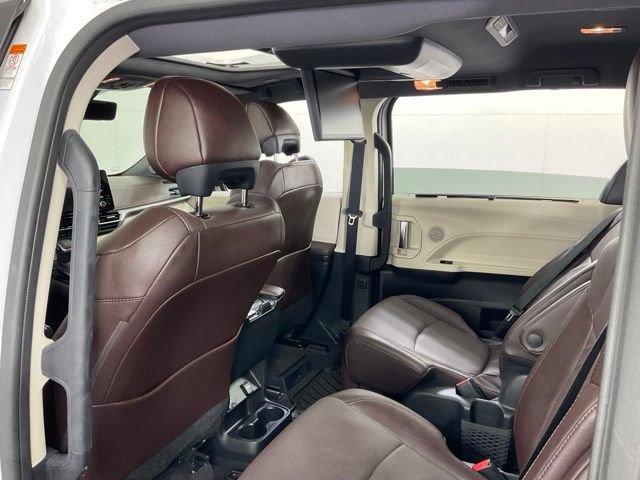 Used 2023 Toyota Sienna Platinum AWD/4WD image 32
