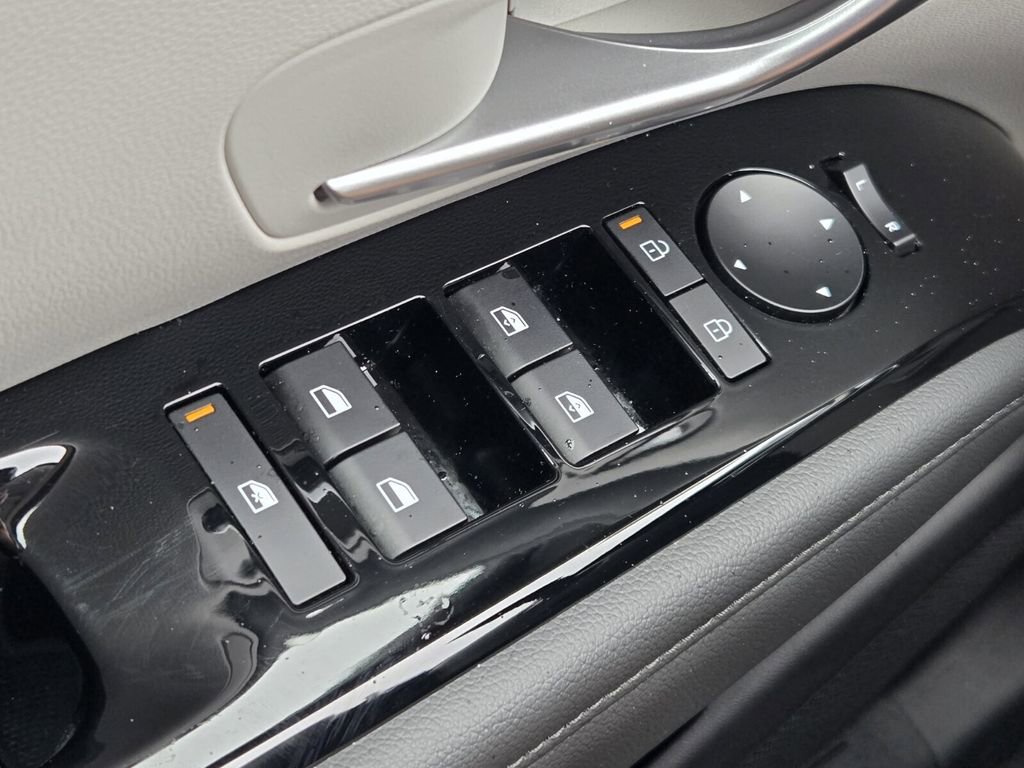 Certified 2025 Hyundai Tucson Limited FWD image 28