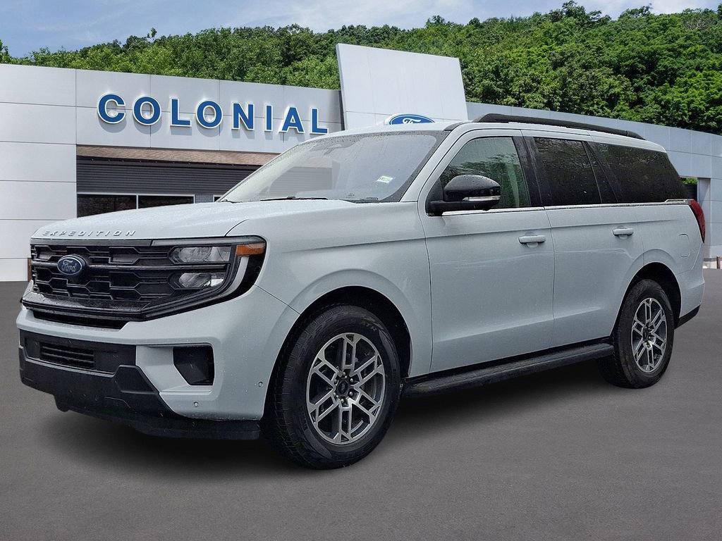 Used 2025 Ford Expedition Active AWD/4WD image 3