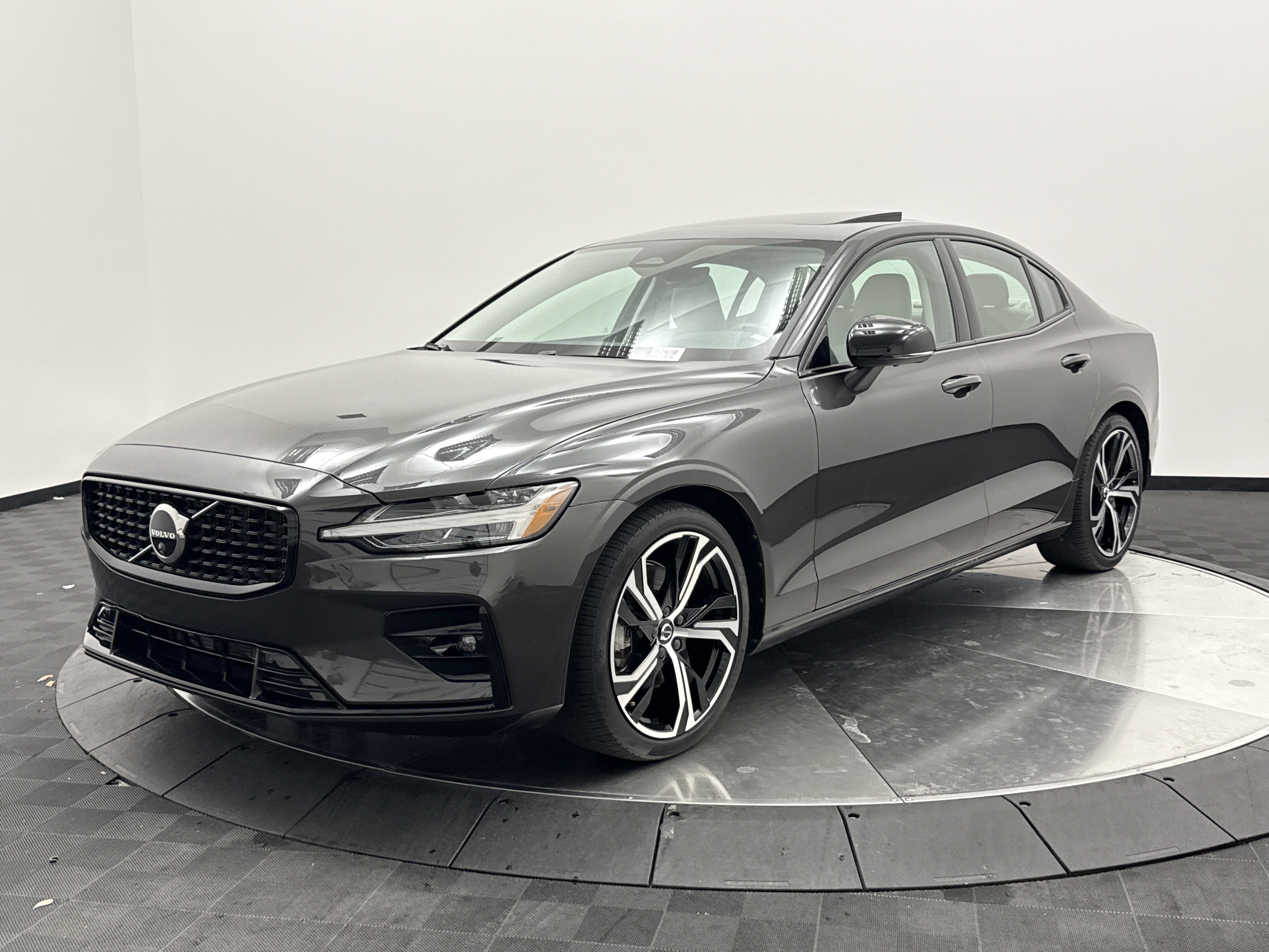 Used 2024 Volvo S60 B5 Plus AWD/4WD image 3