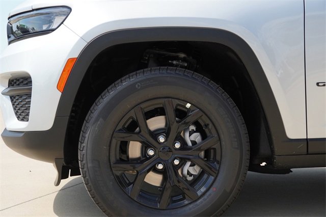 New 2025 Jeep Grand Cherokee Altitude image 5