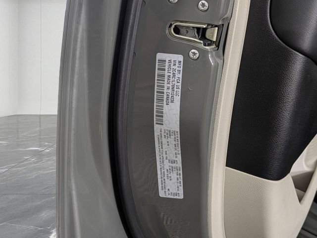 Used 2022 Chrysler Pacifica Touring-L w/ Uconnect Theater Family Group FWD image 32